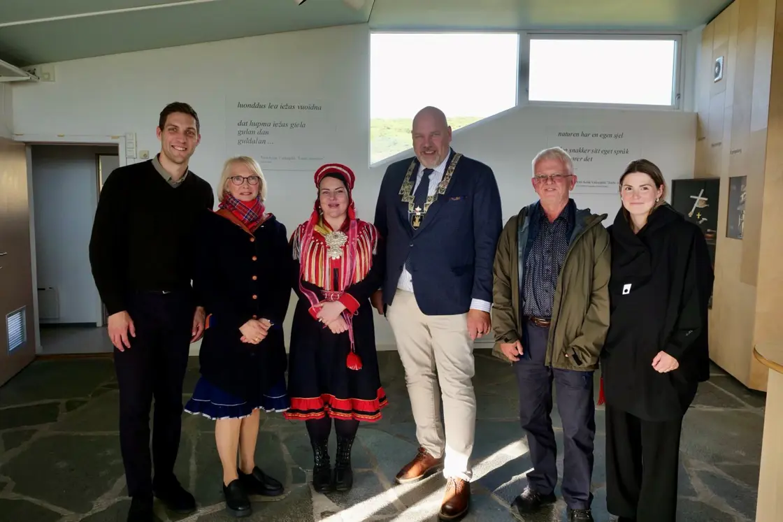 Fra venstre: Klima og miljøminister Andreas Bjelland Eriksen, ordfører i Nesseby Berit Rannveig Nilssen, sametingspresident Silje Karine Muotka, fylkesordfører i Finnmark Hans-Jacob Bønå, ordfører i Båtsfjord Øyvind Hauken og varaordfører i Tana Anna Oliva Taksgård, på Tana og Varanger museum, Mortensnes.