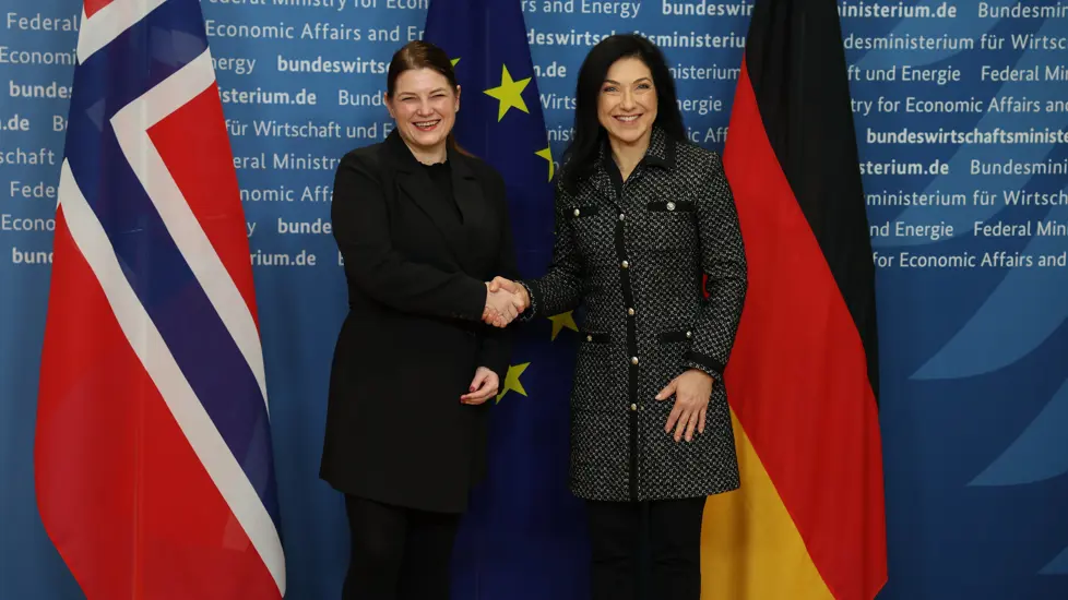 Næringsministeren med den tyske næringsminister foran norsk og tysk flagg.