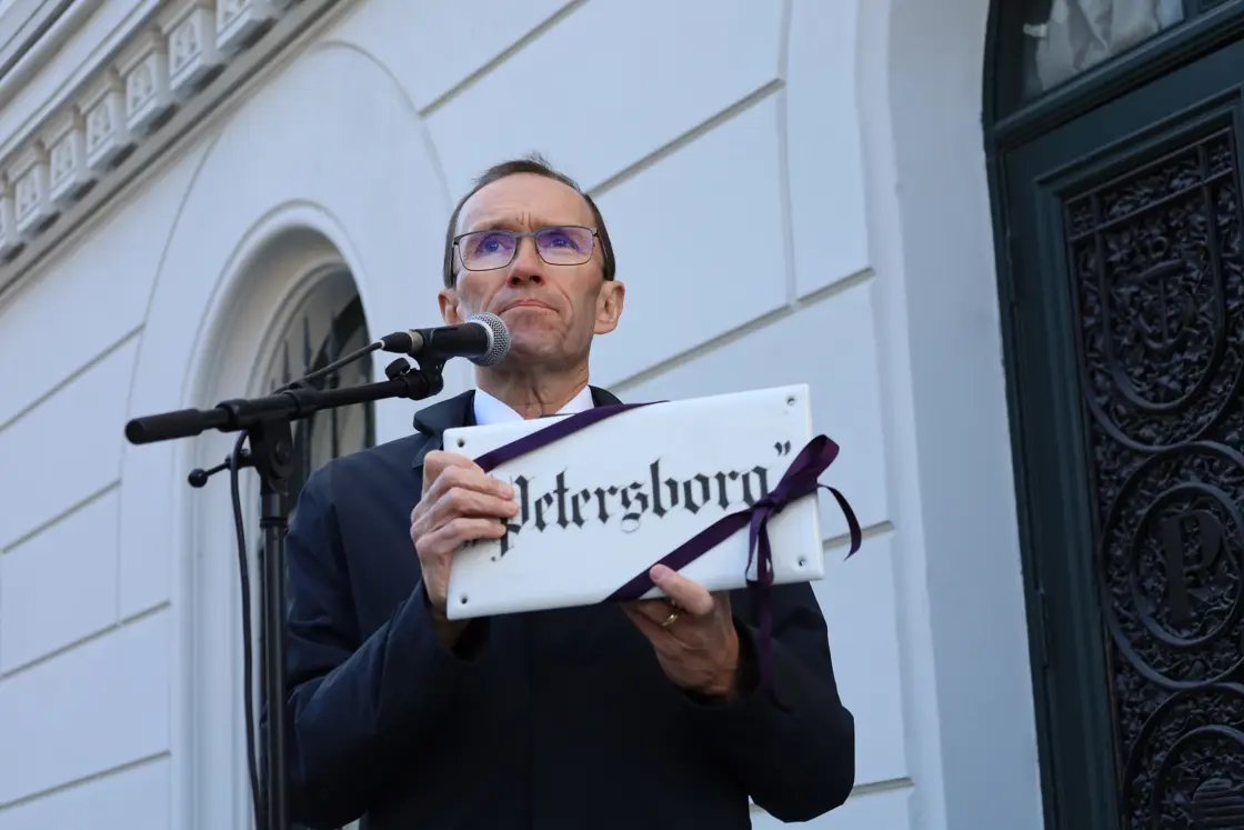 Utenriksministeren viser fram plakett med tittelen Petersborg