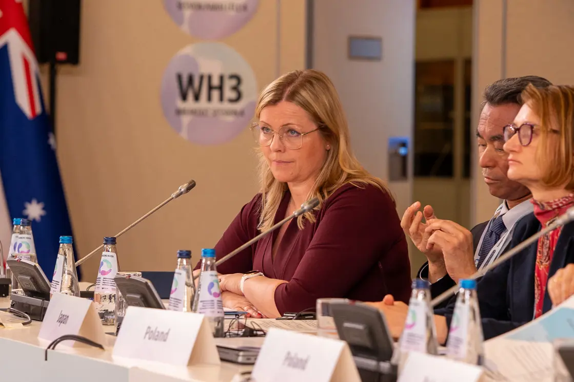 Stenseng ved møtebord