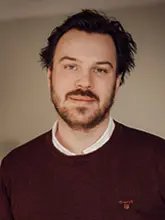 Bilde av seniorrådgiver  Martin  Siewartz Nielsen i rød genser