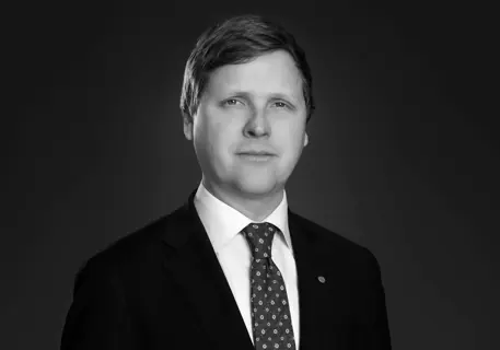 Bilde av Åsmund Aukrust sort hvitt med alvorlig uttrykk