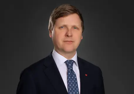 Bilde av Åsmund Aukrust med alvorlig uttrykk