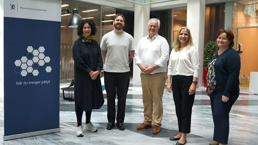 Lise Vivienne Løseth, Håvard Danielsen, Gunnar Marius Bjelke, Marianne Aamodt, Nina Kvist Grande stående ved siden av roll-up med teksten «Departementsakademiet» og «når du trenger påfyll»