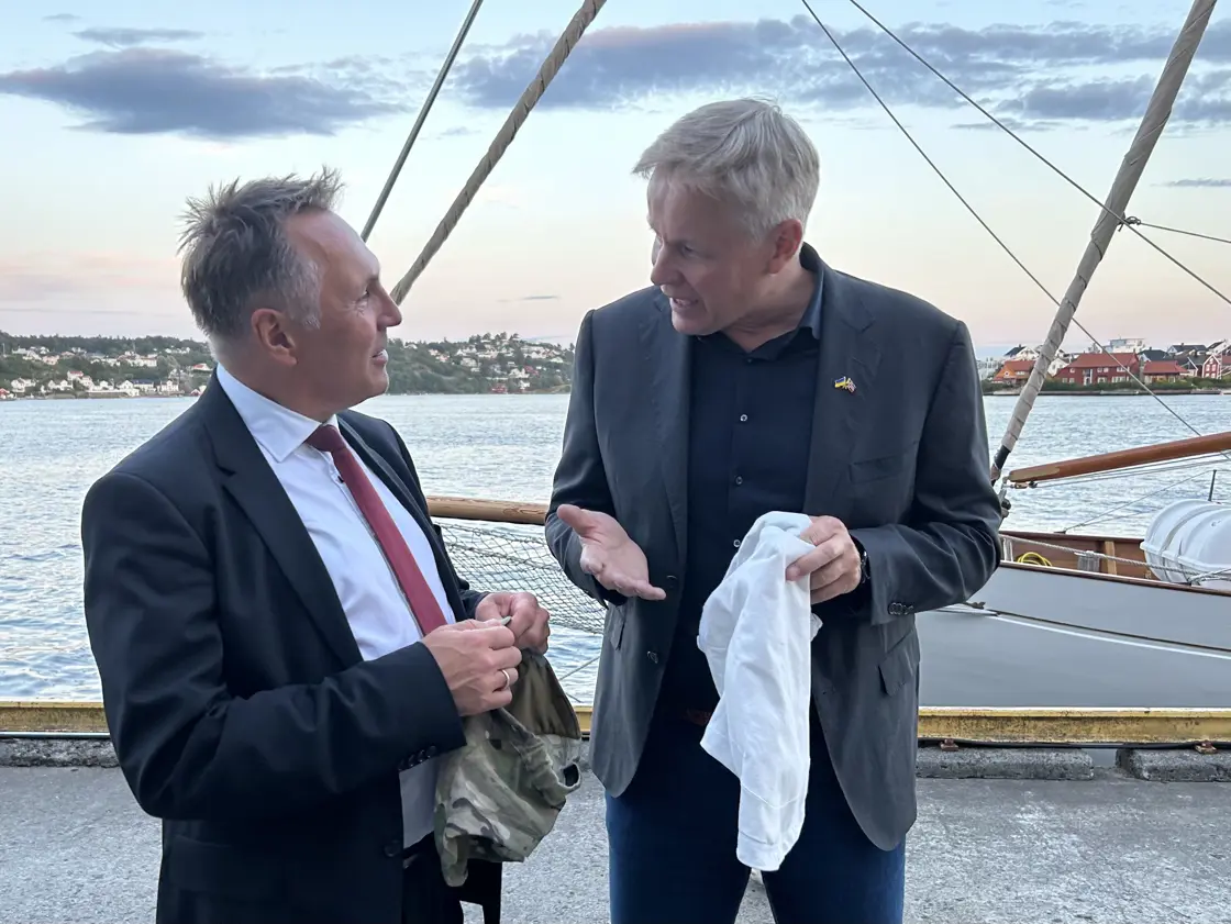 Forsvarsminister Tore O. Sandvik møtte Rune Jomaas, administrerende direktør i det norske selskapet Watchbird under Arendalsuka, og fikk en innføring i hvordan pustemaskene fungerer.