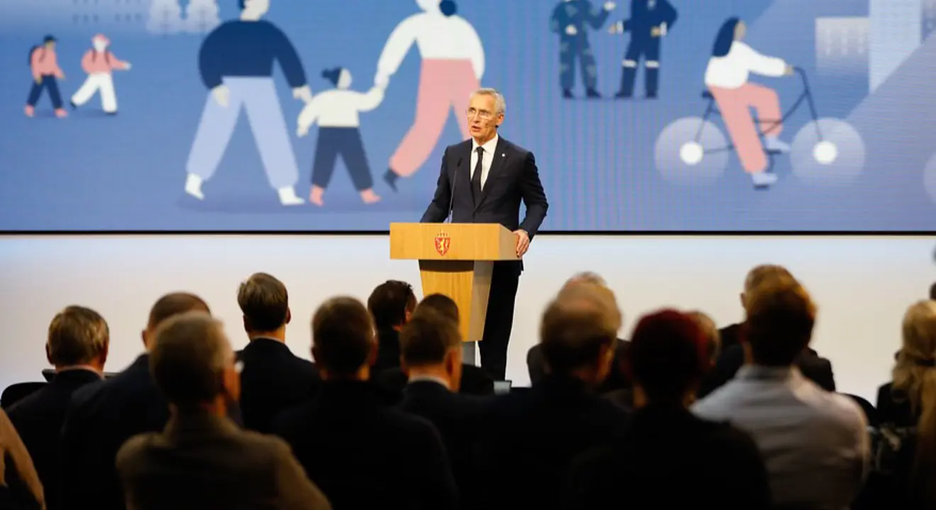 Bildet viser Finansminister Jens Stoltenberg presentere innholdet i regjeringens forslag til statsbudsjett for 2026 i Marmorhallen.