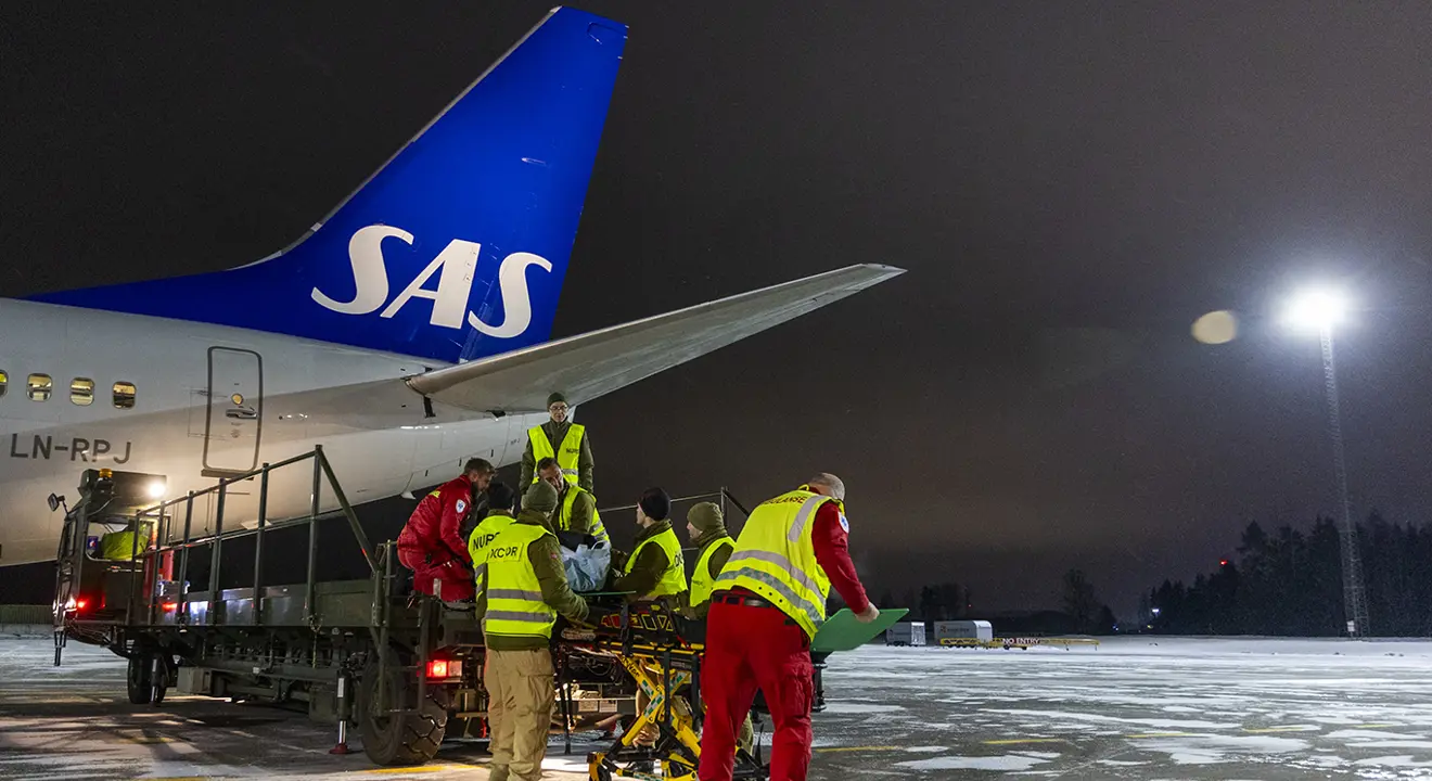 Et SAS-fly med ukrainske pasienter og pårørende i kveldsmørket