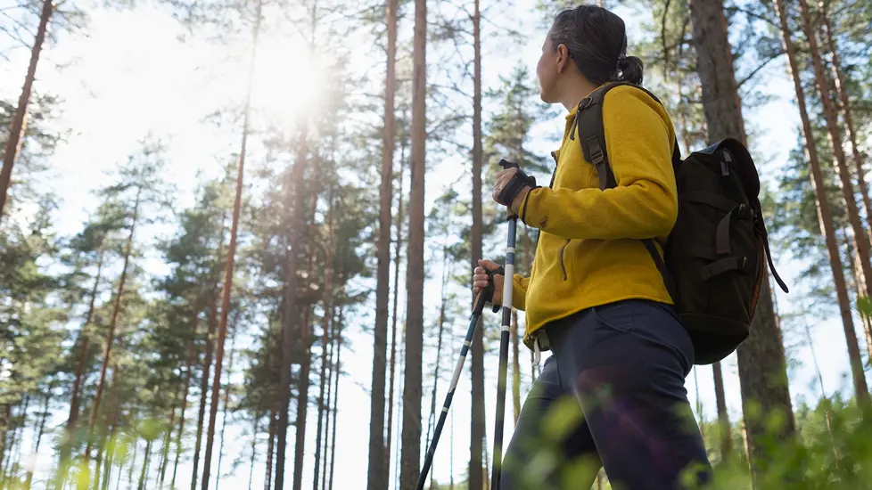 Illustrasjonsfoto av en kvinne som går tur i skogen