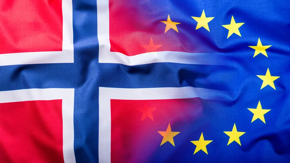 Det norske flakket og EU-flagget overlapper hverandre