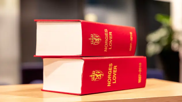 To utgaver av Norges lover oppå hverandre