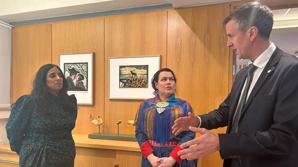 Kultur- og likestillingsministeren, sametingspresidenten og kommunal- og distriktsministeren i samtale