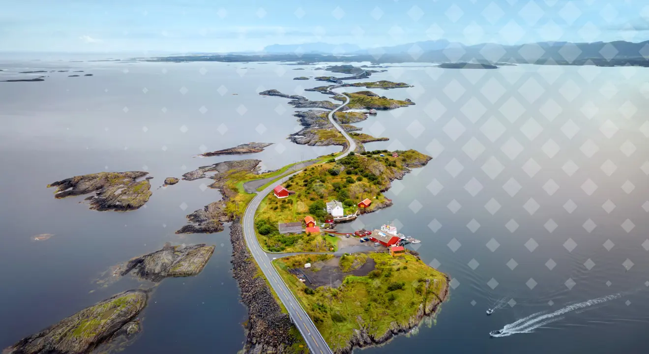 Atlanterhavsvegen. Straumsholmen i forgrunnen. Storseisundbrua ganske langt bak i bildet. Averøya i bakgrunnen.