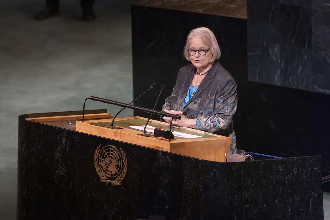 Gro Harlem Brundtland på talerstolen i FN-bygningen i New York.