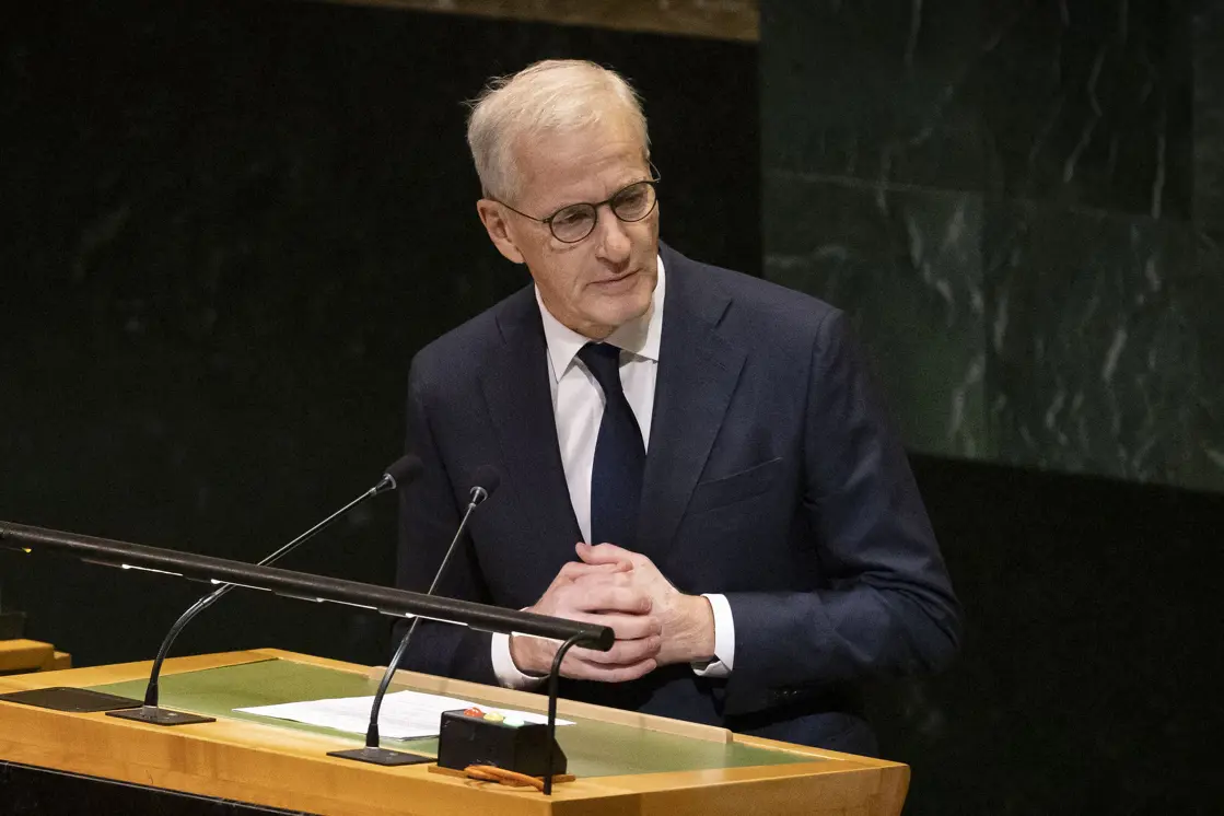 Støre på talerstolen i FN-bygningen i New York.