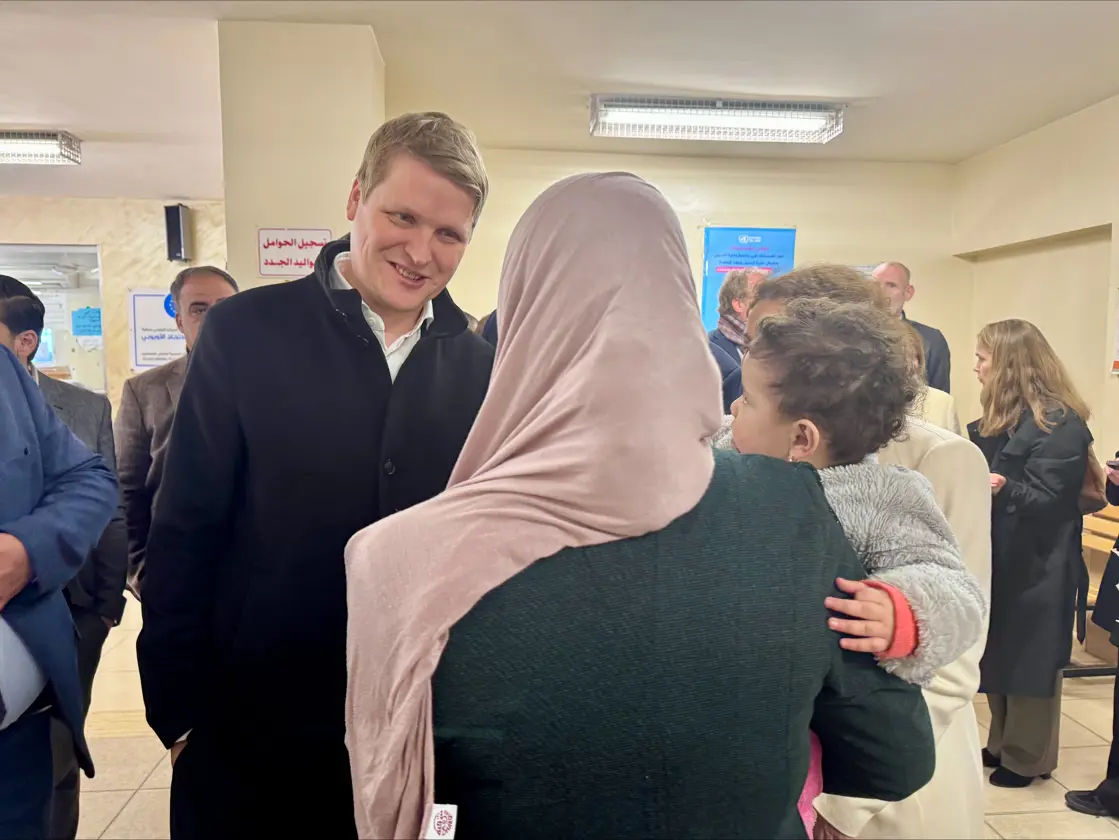 Bilde av Aukrust som møter flyktninger